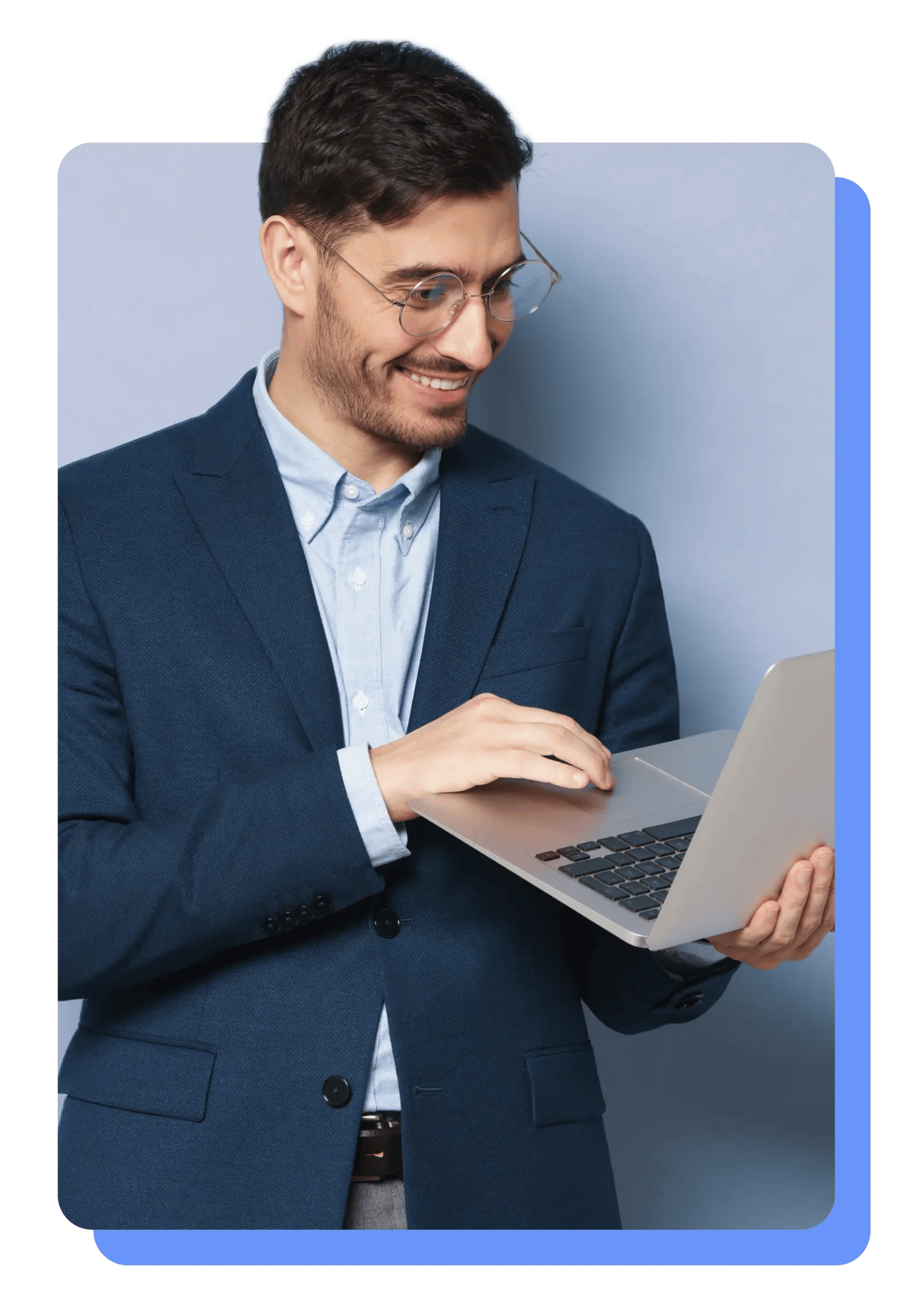 man_on_computer_smiling